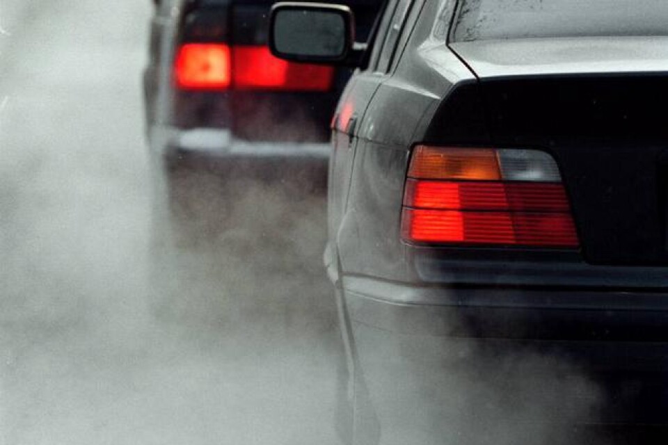 Vårt fokus är inte att minska bil-åkandet, utan att minska bilarnas utsläpp, skriver Claes Västerteg.