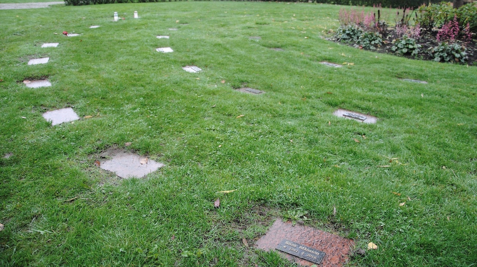 Namnskyltarna bröts loss från gravstenar i korslunden.