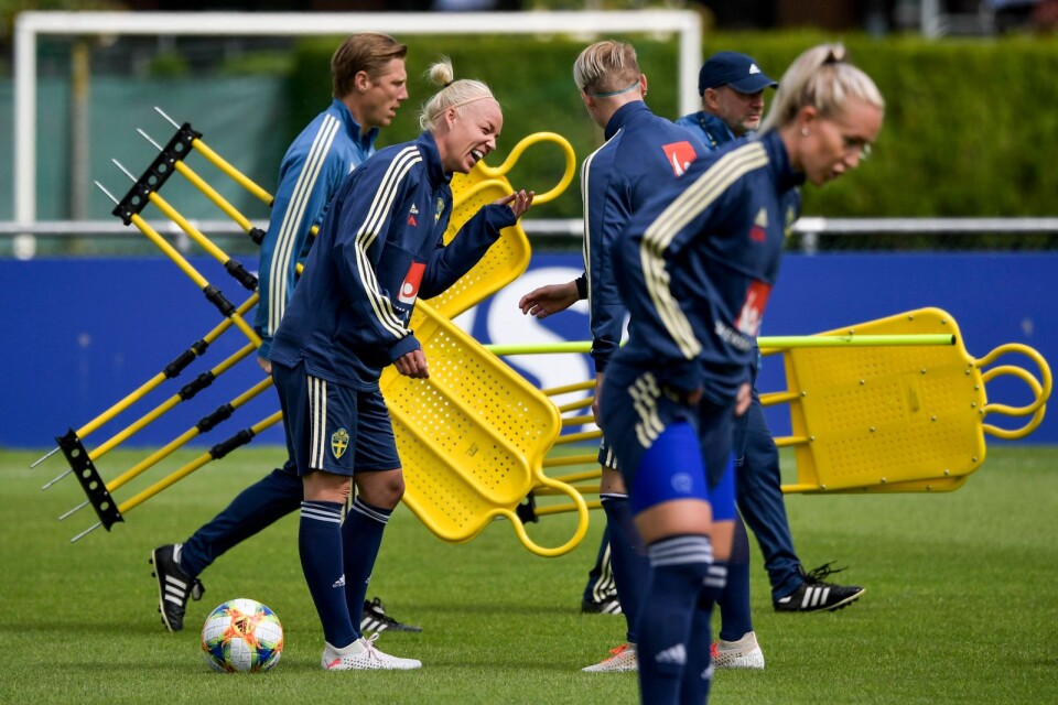 Caroline Seger och Nilla Fischer under träningen inför Sveriges första match mot Chile i fotbolls VM i Frankrike.