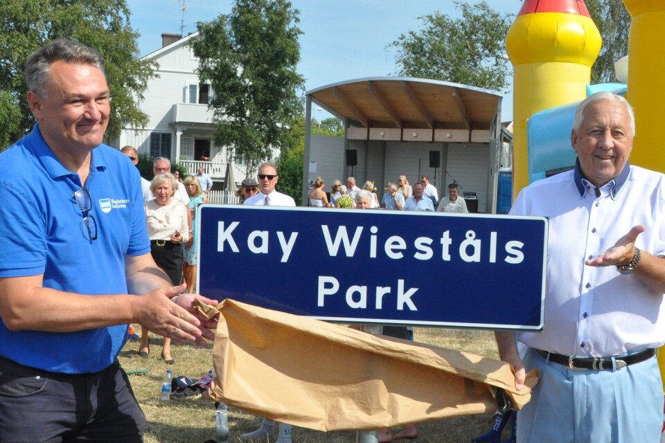Borgholms kommunalråd Ilko Corkovic och Kay Wiestål i samband med invigningen av parken 2018.
