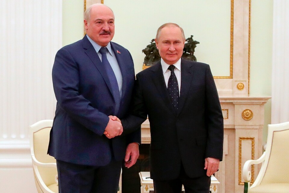 Belarus president Aleksandr Lukasjenko tillsammans med "sin storebror" Rysslands president Vladimir Putin under ett möte tidigare i år. Arkivbild.