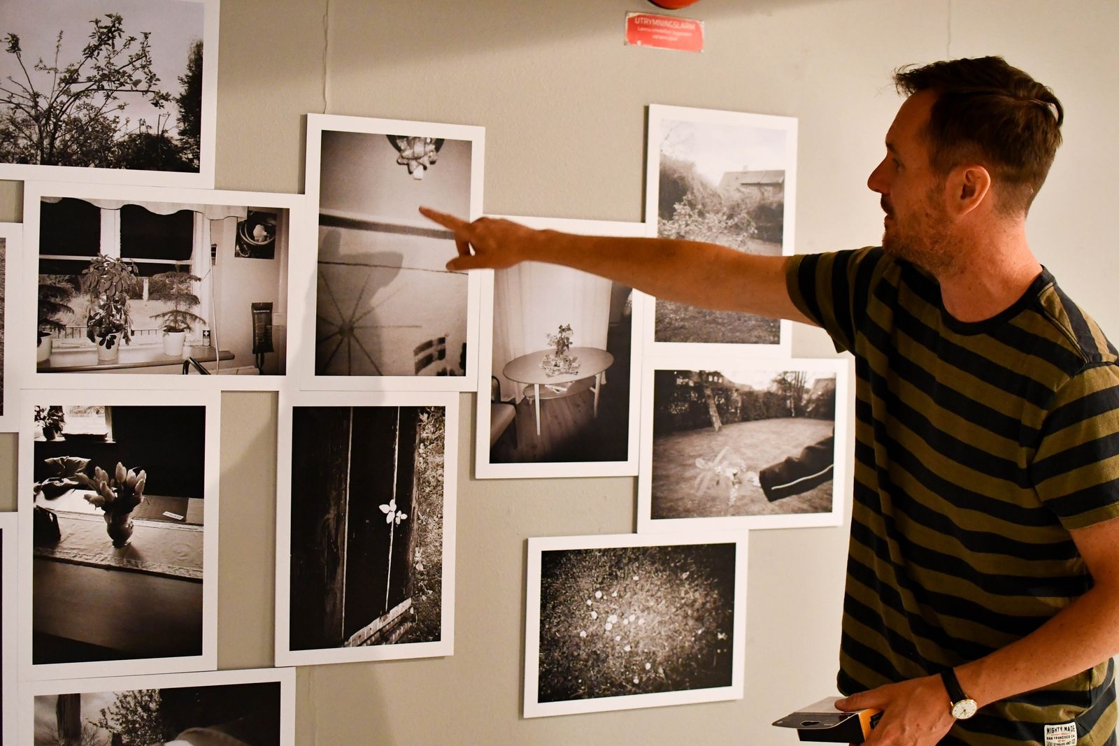 Deltagarna från Vännens verksamhet fick under konstnär Michael Whelans ledning fotografera med analoga engångskameror. Deras bilder visas tillsammans med Michaels verk.