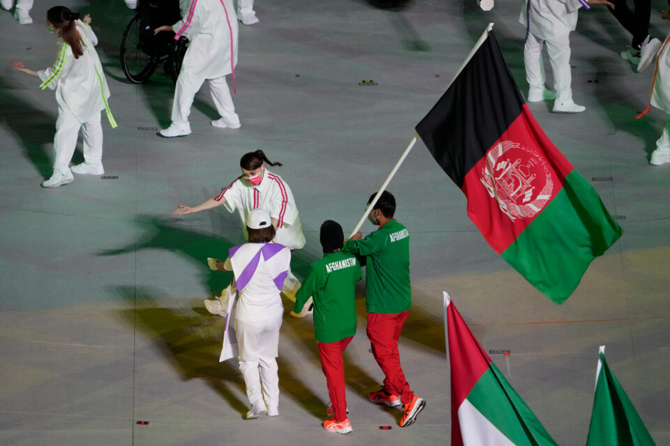 De två afghanska paralympierna Zakia Khudadadi och Hossain Rasouli missade invigningen men bar fanan vid avslutningen i Tokyo.