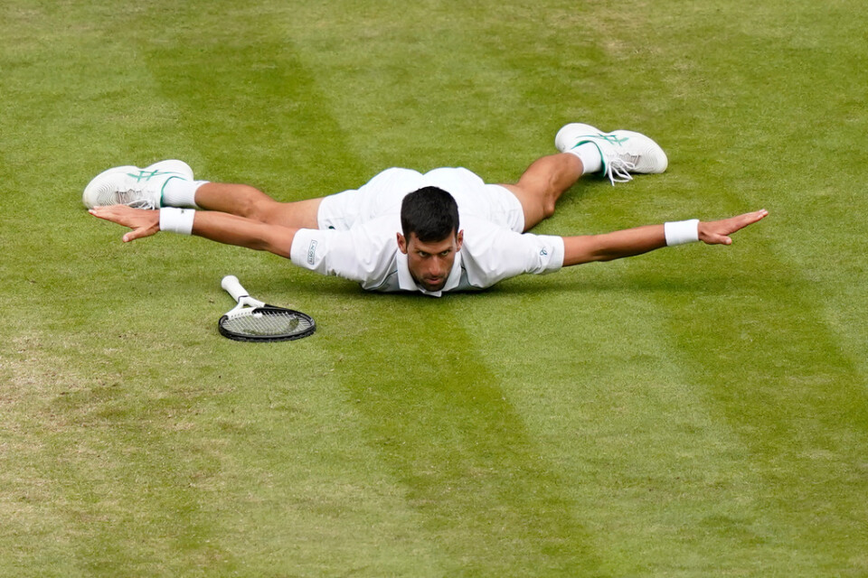 Novak Djokovic är vidare till semifinal i Wimbledon.