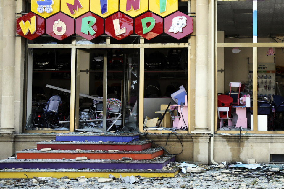 En affär i Gjandzja som träffats av troliga granatattacker på söndagen.