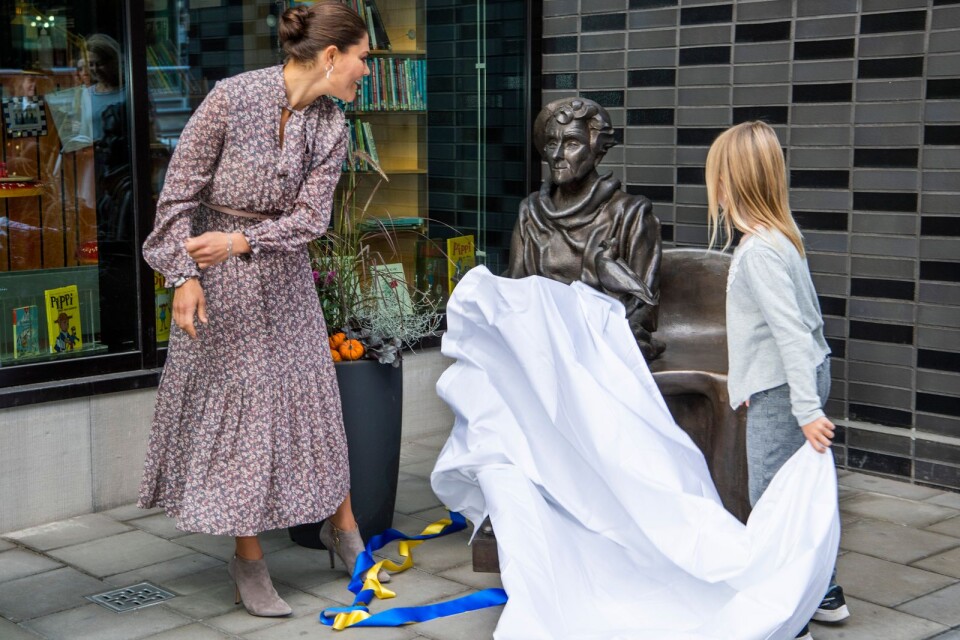 Kronprinsessan Victoria närvarade för två år sedan vid invigningen av en skulptur föreställande Astrid Lindgren vid Astrid Lindgrens barnsjukhus i Solna. Kronprinsessan fick hjälp av Maija Sinisalo med avtäckningen.