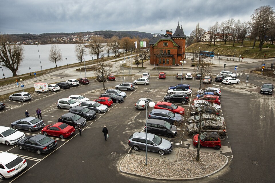 Frågan om parkeringsplatser är den som engagerar ulricehamnarna mest, skriver signaturen ”Raggardunk”.