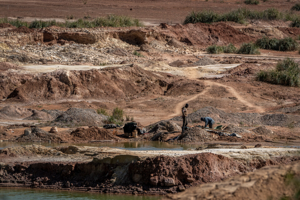 Illegala gruvarbetare letar guld vid en övergiven gruva väster om Johannesburg i Sydafrika i augusti. Arkivbild.