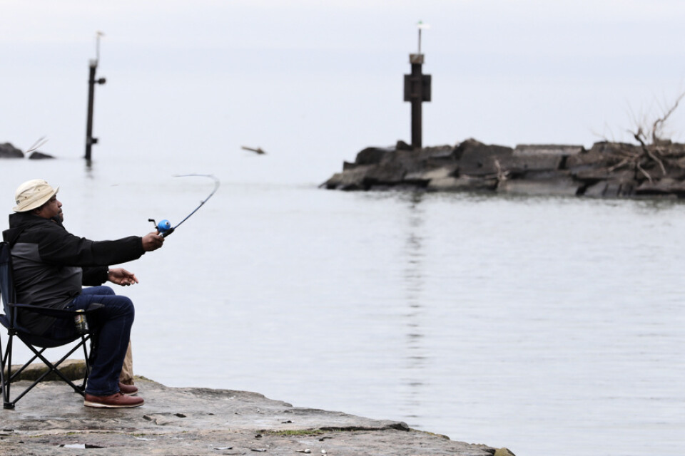 En man fiskar med kastspö i Eriesjön vid USA:s gräns mot Kanada. Arkivbild.