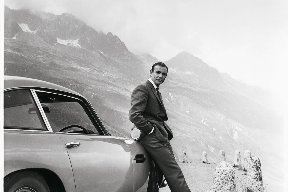 Den nyligen avlidne skådespelaren Sean Connery hann ratta många drömbilar i sin roll som agent 007. På bilden lutar Connery sig mot den Aston Martin DB5 som användes i "Goldfinger".