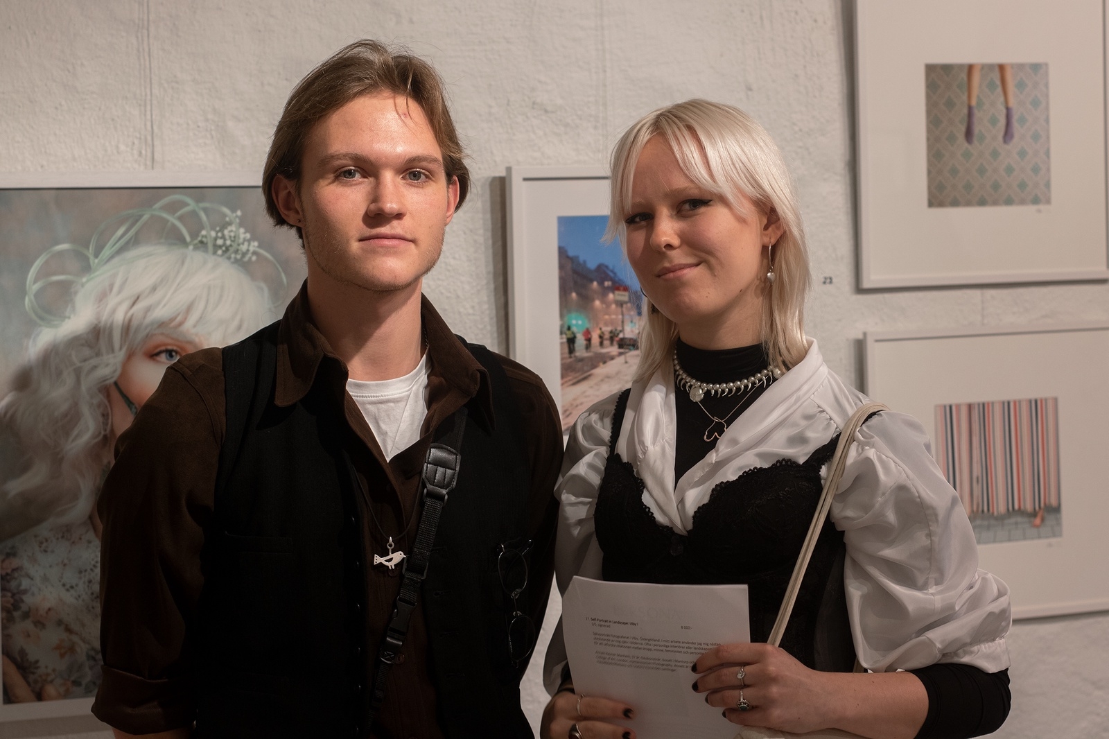 Theo Westling och fotografen Matilda Skoglösa. – Det är min första utställning, sa Matilda Skoglösa som finner mycket av sin inspiration på internet.