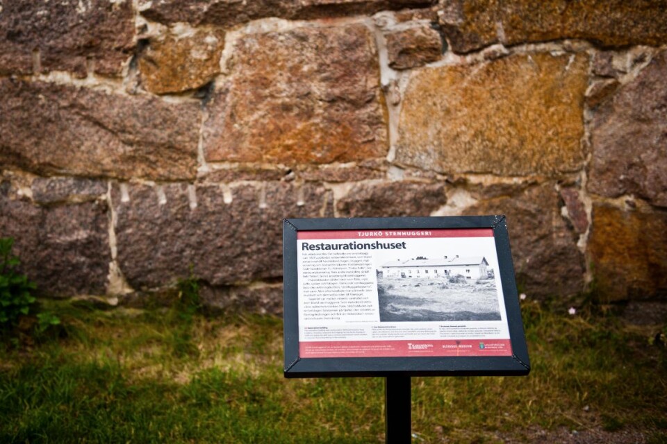 Nya skyltar guidar besökarna på Tjurkö och berättar om stenbrytningens historia. Foto: Hanna Franzén