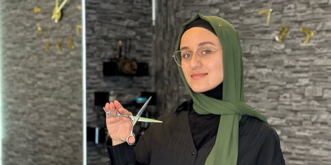 Yafa Ahmed klippte till och förverkligade drömmen om en egen frisörsalong. Nyligen har hon öppnat Yafa Glam House och Amigo Barber på Campusområdet i Växjö.