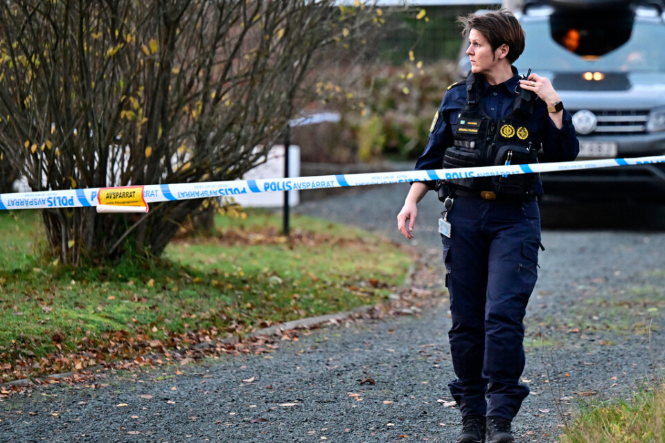Polis på plats vid bostaden i Nässjö i måndags, efter det misstänkta mordet.