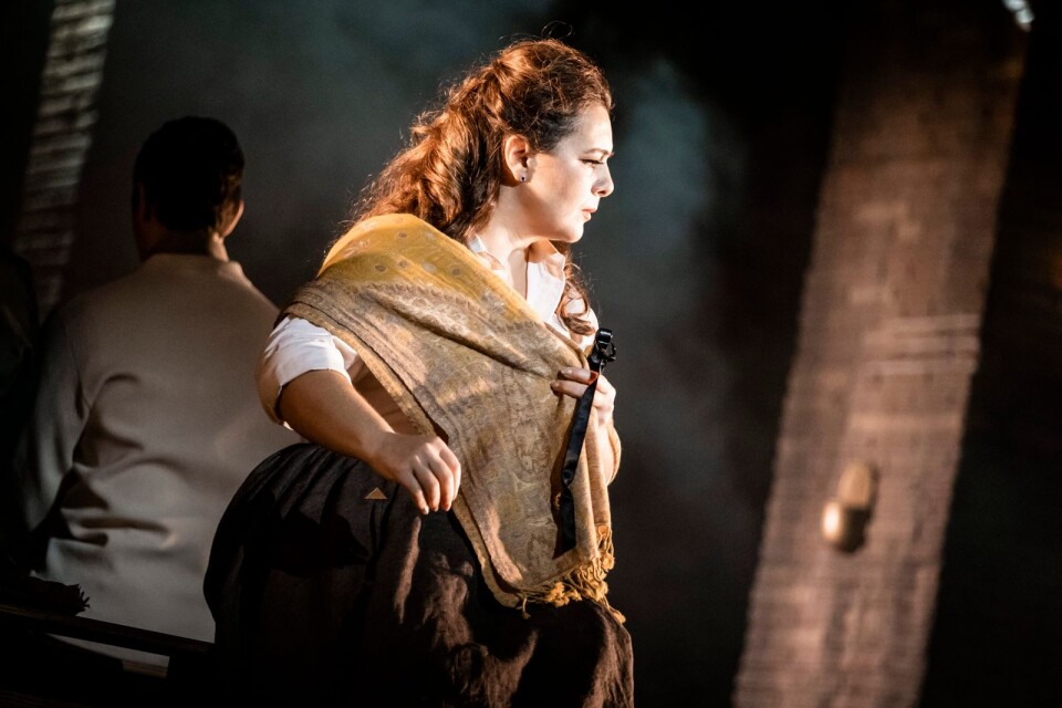 Titelrollens Tosca kommer att framföras av tre operasångerskor under de två månadernas spelningar i Malmö. Här ses premiärens Lianna Haroutounian.