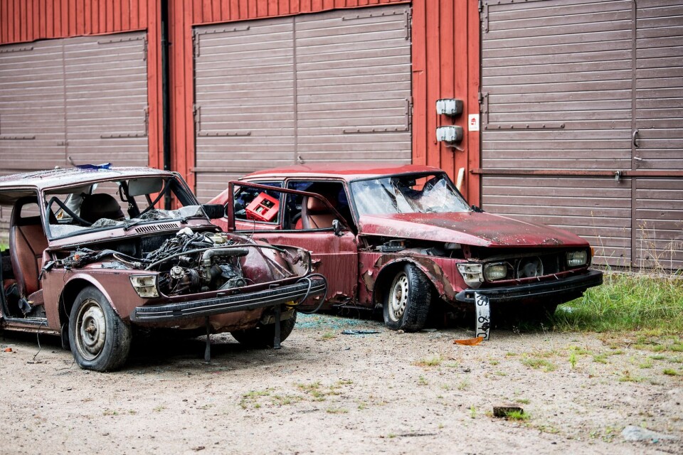 Johan hade tänkt att renovera upp bilarna. Men nu blir det extrakostnader på flera hundratusen kronor efter att ha fått bilarna vandaliserade.