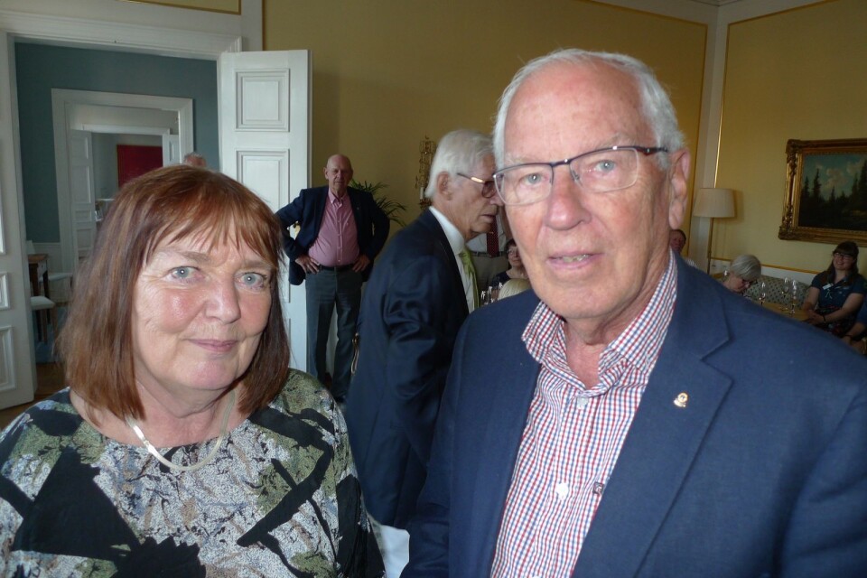 Landshövdingen Ingrid Burman och Bengt Bark, som var den ende i lokalen som var med redan 1974.