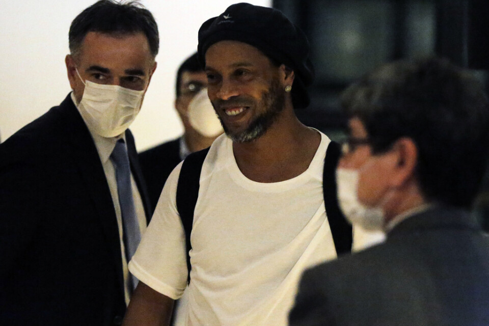 Ronaldinho anländer till hotellet i Asuncion där han ska ha husarrest.