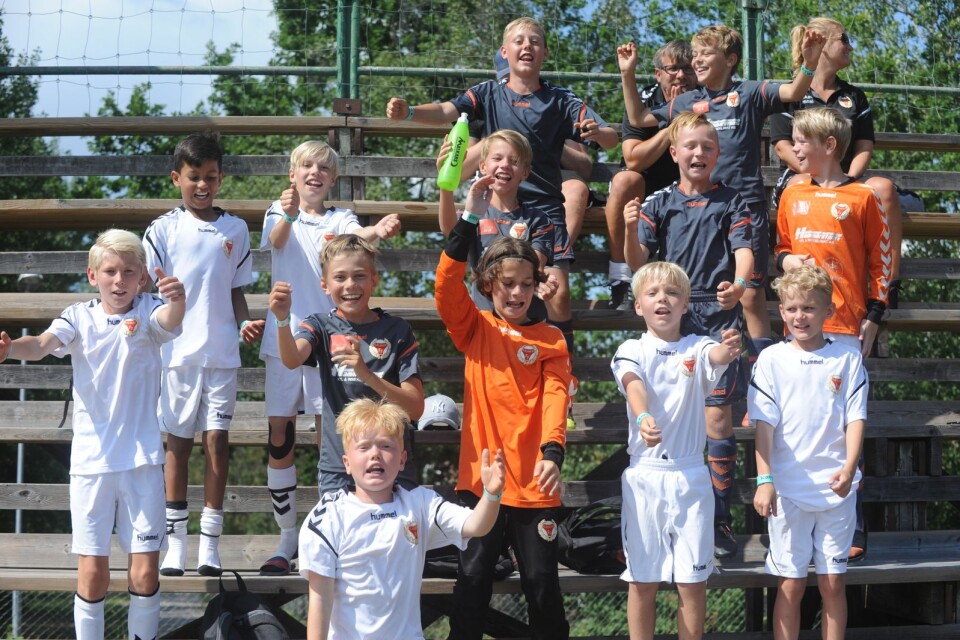 Kalmar FF-pojkar från lag Vit och Grå, hördes över hela Tallhöjden när de sjöng fram sina systrar i IFK Kalmar.