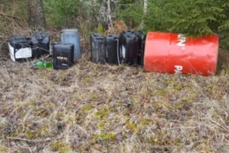Flera dunkar och ett helfat med spillolja har dumpats i Torsjö. Foto: Michael Holmér