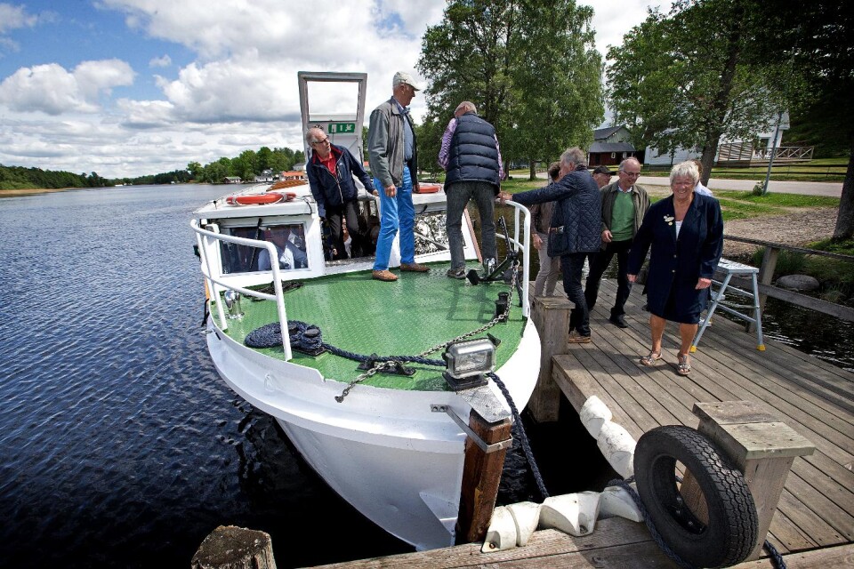 Nivåskillnaden mellan båtens däck och bryggan i Fästeredssund var så stor att en och annan hjälpande hand behövdes när resenärerna skulle gå i land för att fortsätta sin resa med buss. Foto: Lars-Åke Green