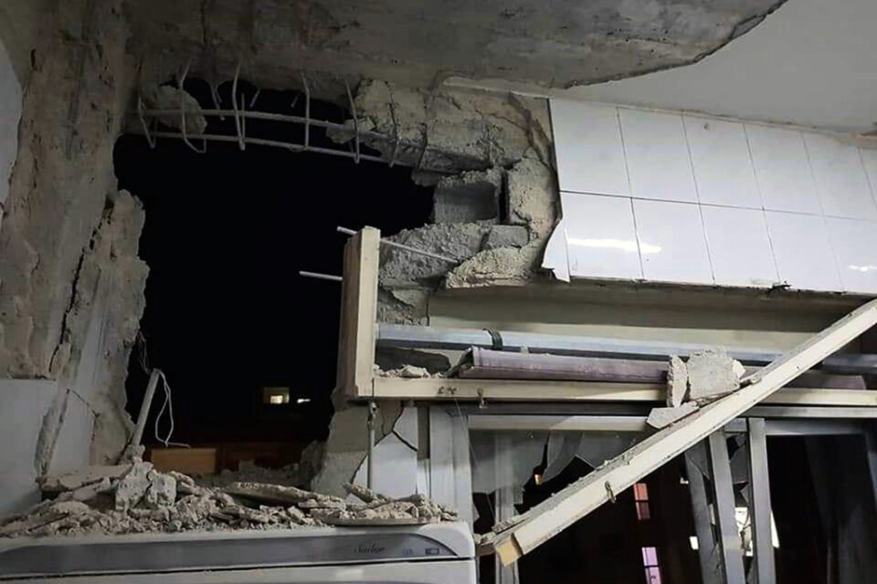 En bild från den syriska regimens nyhetsbyrå Sana visar en byggnad som skadats i den israeliska robotattacken.
