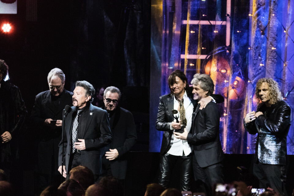 Alec John Such, längst fram vid mikrofonen, 2018 då Bon Jovi valdes in i Rock and Roll Hall of Fame. Arkivbild.
