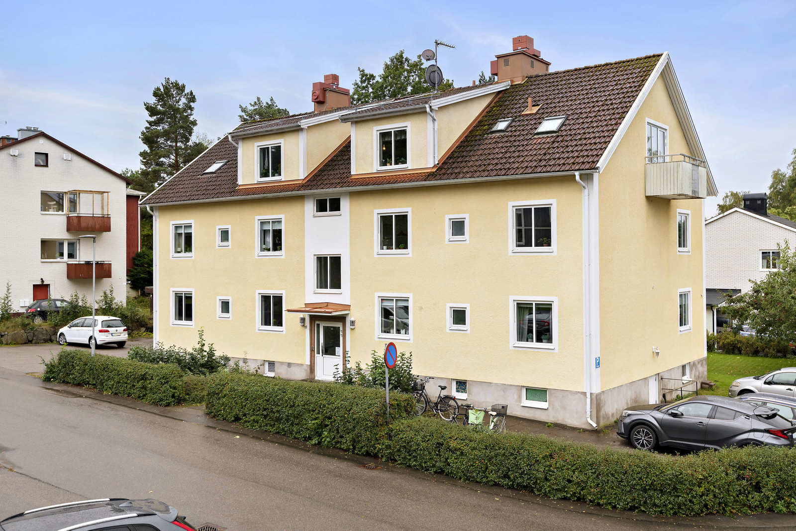 Lägenhetsfakta/Alpgatan 22, Växjö. Rymlig tvåa på drygt 50 kvadratmeter med balkong på andra våningen i ett gulputsat hus på Öster i Växjö nära Fylleryd och Växjösjöns promenadslinga.