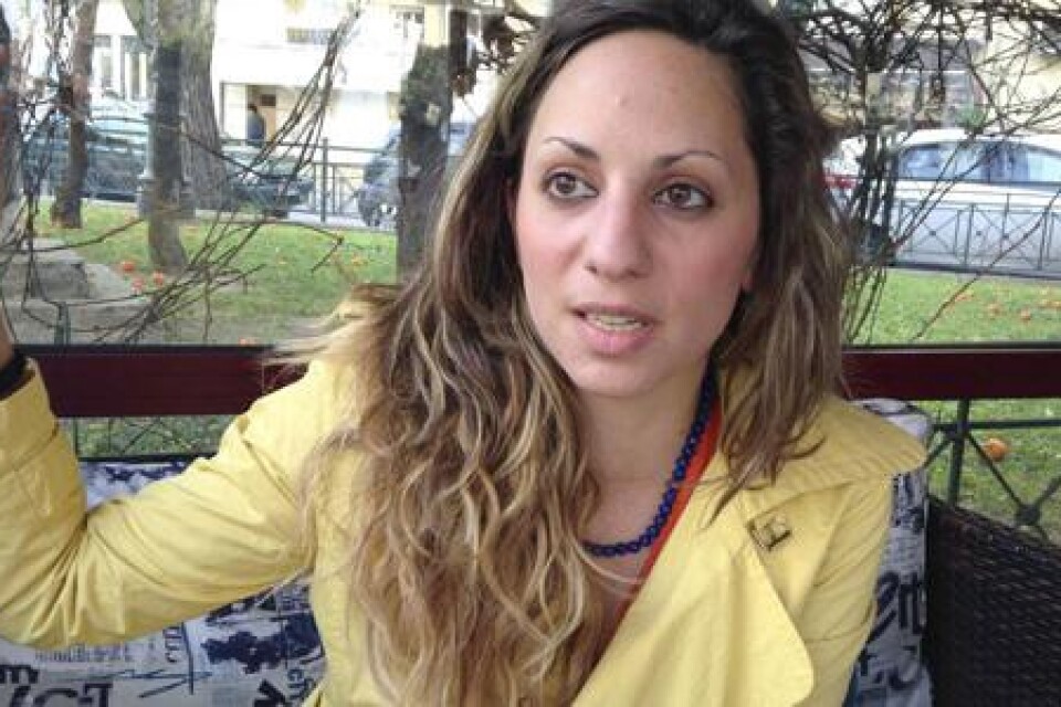 Flyttar. Elisabet Dimitros, 28, kommer att flytta till ett volontärsjobb i Nederländerna sedan hon misslyckats med att hitta jobb hemma i Grekland trots två avklarade utbildningar. Krisen tär på de unga arbetslösa i Grekland.