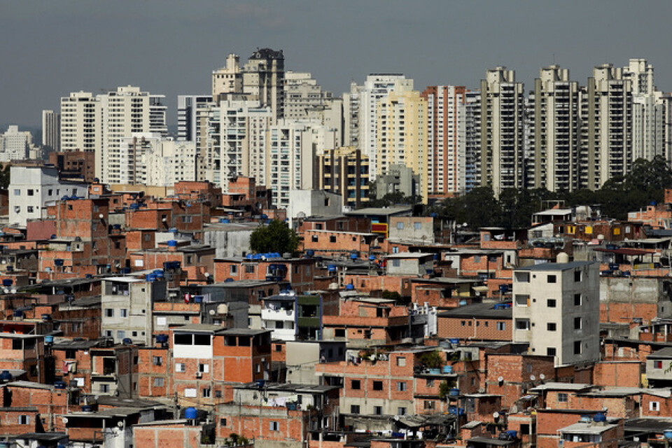Nio personer trampades ihjäl vid kalabalik i São Paulo-favelan Paraisópolis, som syns i förgrunden på bilden. Arkivbild.
