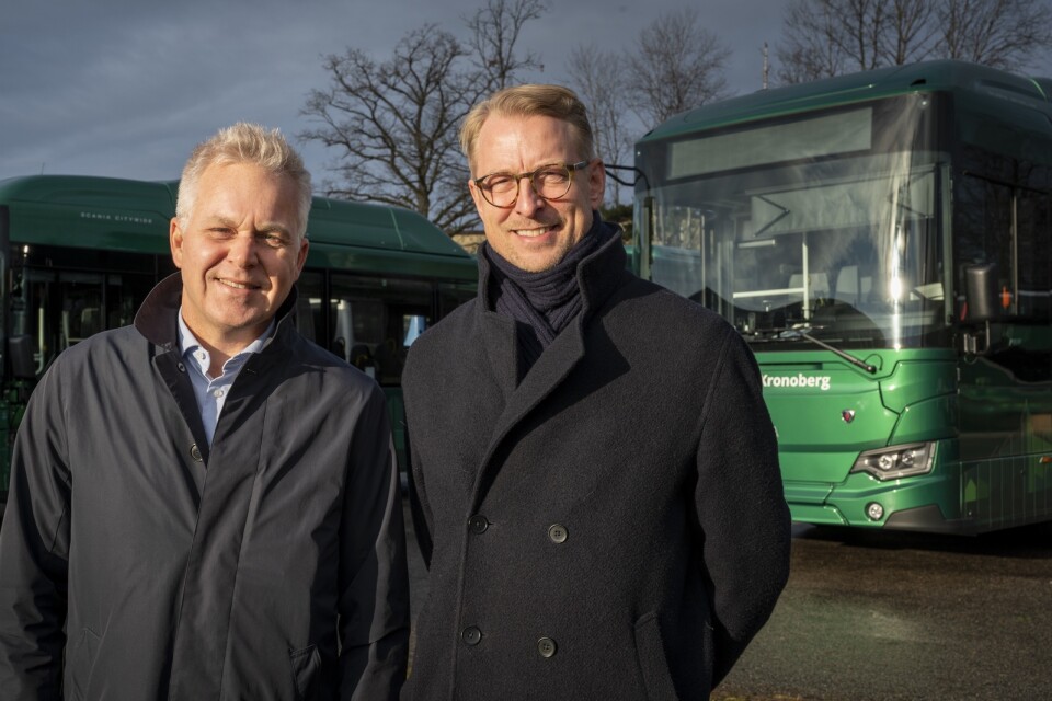 Pär Welander, trafikdirektör Länstrafiken Kronoberg och Jonas Kempe, VD Connect Bus AB framför två av de nya bussarna som snart ska rulla ute i länet.