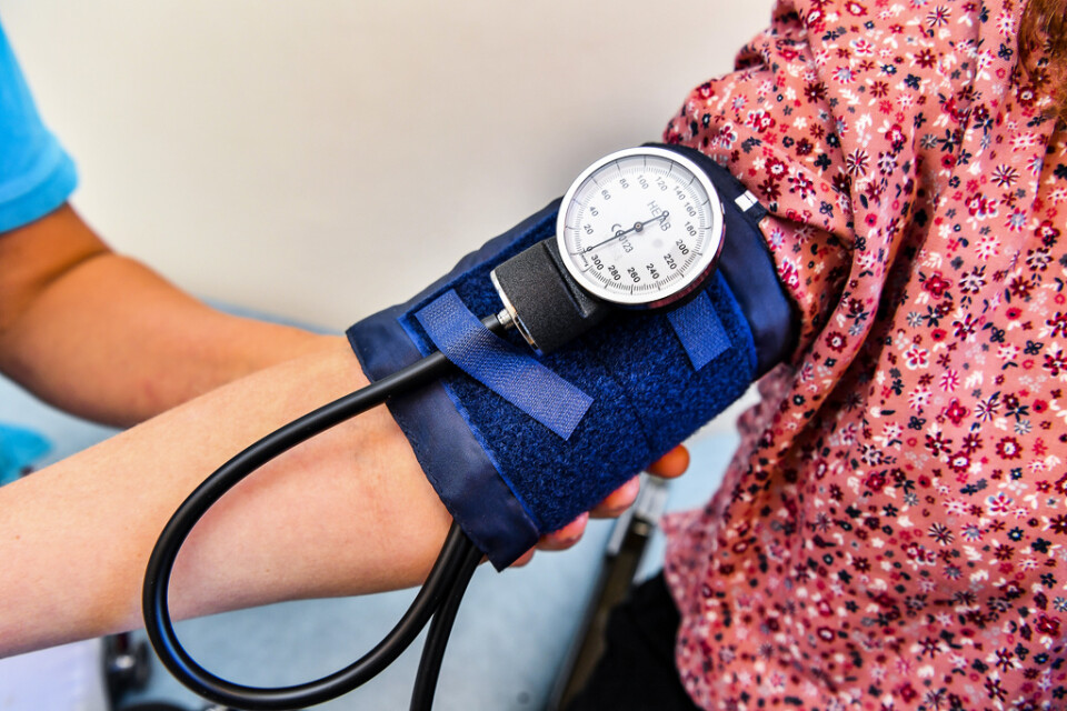 Redan i tidiga fyrtioårsåldern bör framför allt kvinnor ha koll på sitt blodtryck.