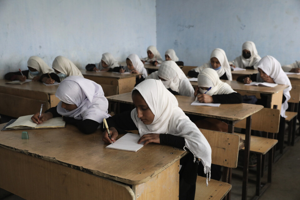 Afghanska flickor i en grundskola i den afghanska huvudstaden Kabul i mars 2021 – före talibanerna tog makten i landet. Arkivbild.