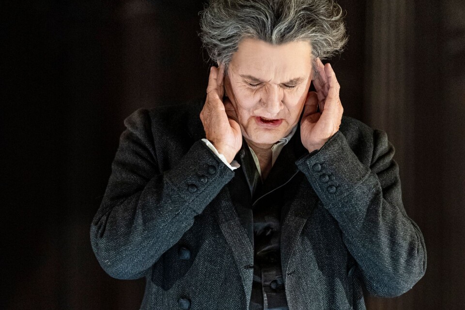 Johan Rabaeus trivs i rollen som Ludvig van Beethoven.
