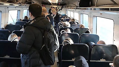 Ståplats blev ödet för många resenärer på onsdagsmorgonen. 	                    Foto: privat