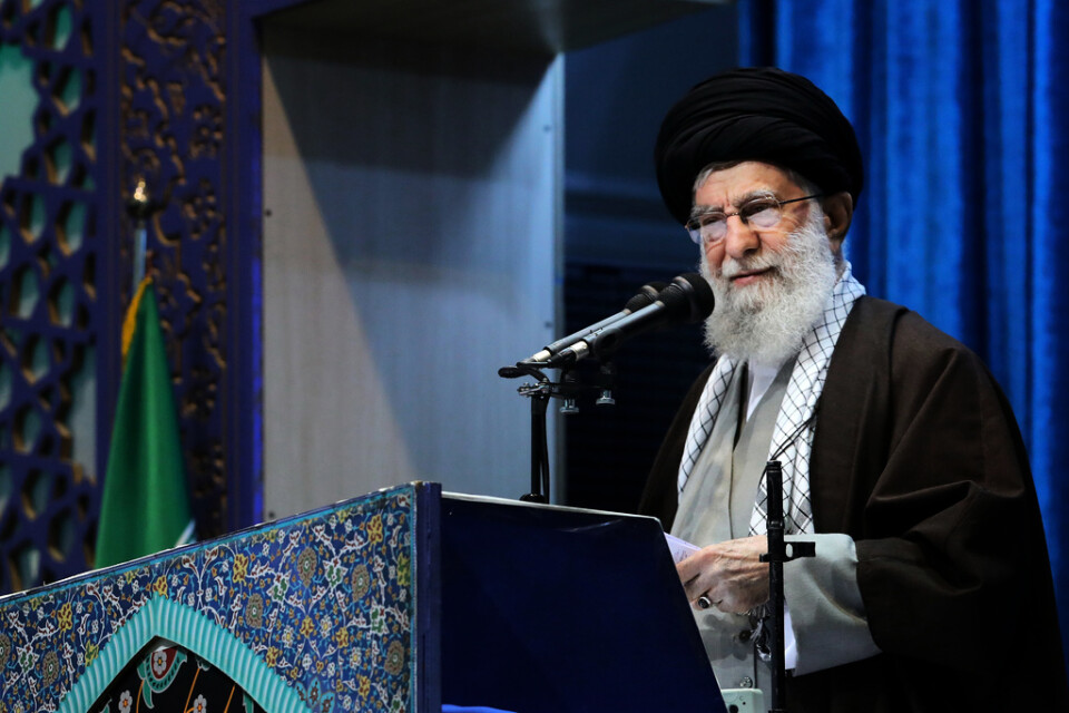 Irans högste ledare, ayatolla Ali Khamenei, leder fredagsbönen för första gången på åtta år i Imam Khomeini-moskén i Teheran.