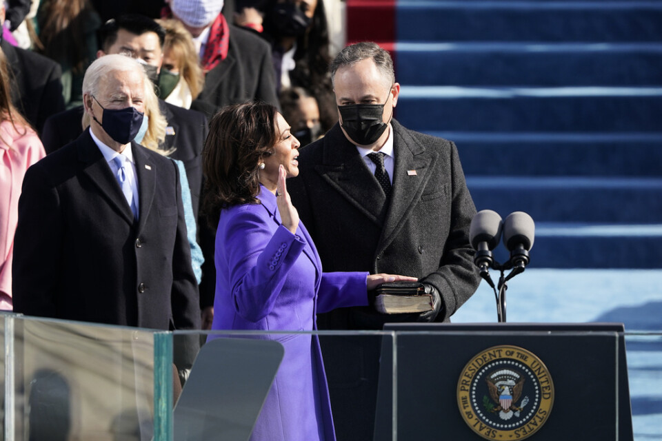 Kamala Harris svärs in som USA:s vicepresident.