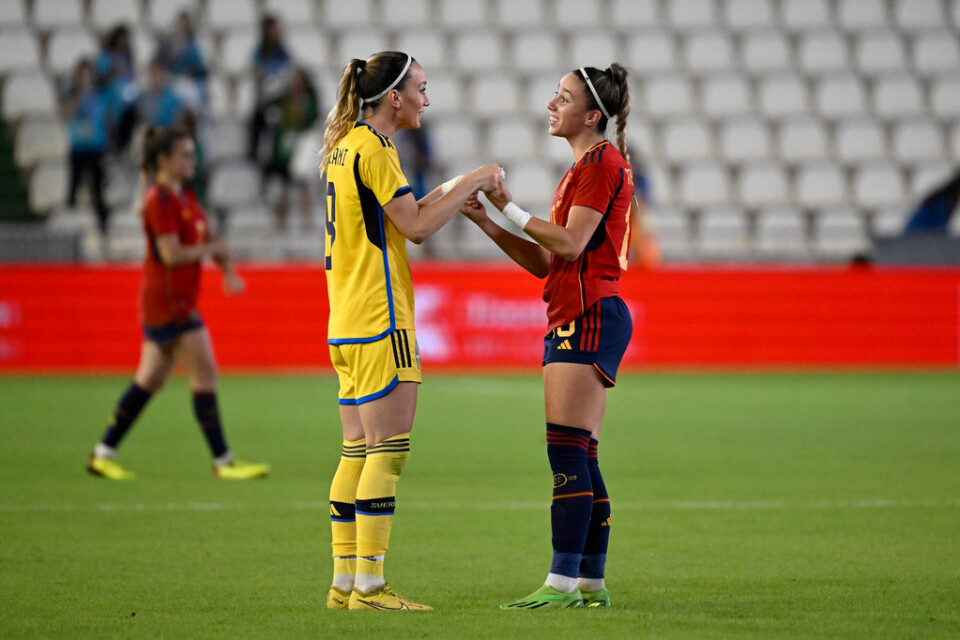 Sveriges Kosovare Asllani och Spaniens Athenea del Castillo kan ställas mot varandra i fredagens Nations League-match på Gamla Ullevi. del Castillo är den enda spelaren från det spanska världsmästarlaget som inte bojkottar landslaget. Arkivbild.