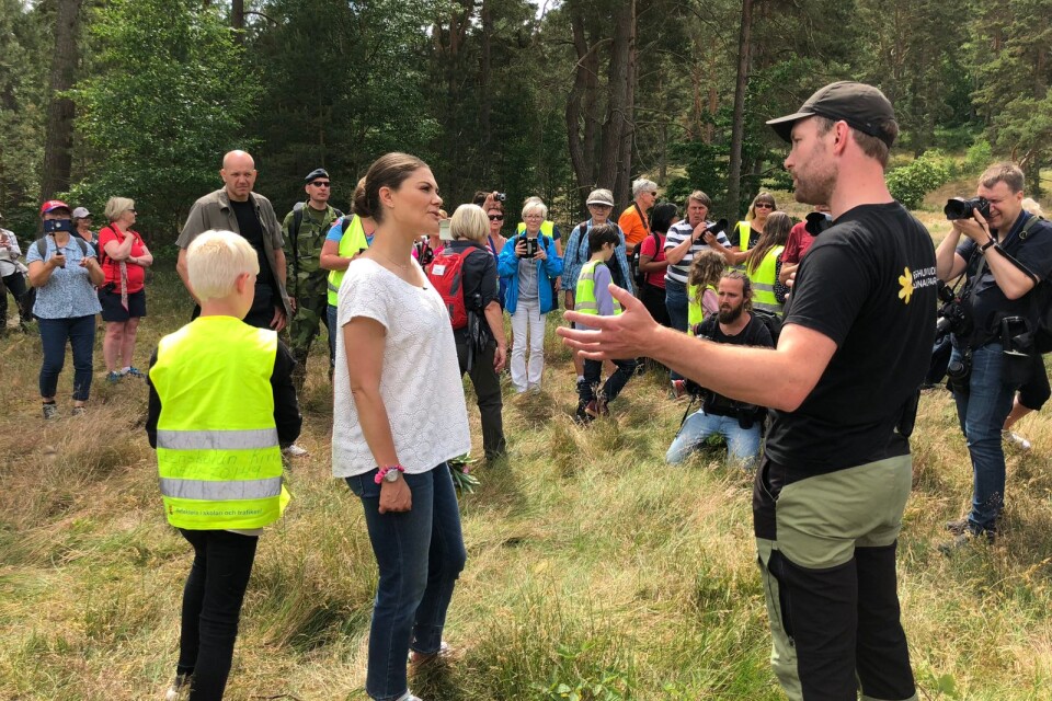 Under vandringen fick Kronprinsessan dra upp granskott ur marken tillsammans med elever från Piratenskolan i Kivik.