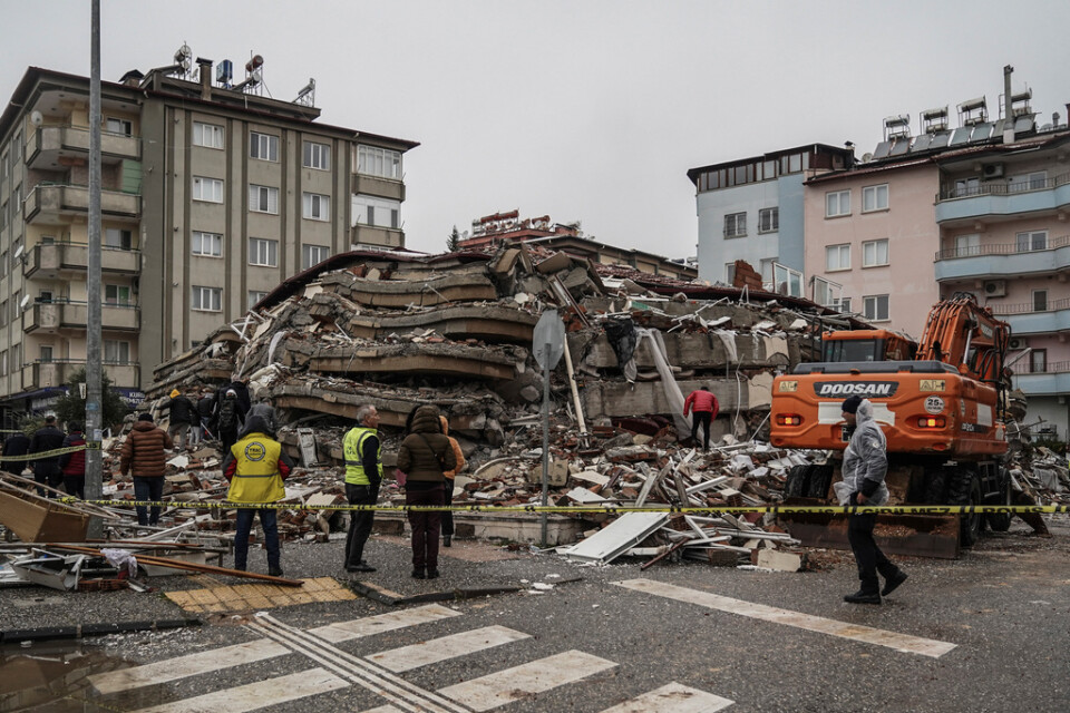 Räddningsarbetare söker efter människor i en rasad byggnad i Gaziantep i Turkiet i måndags.