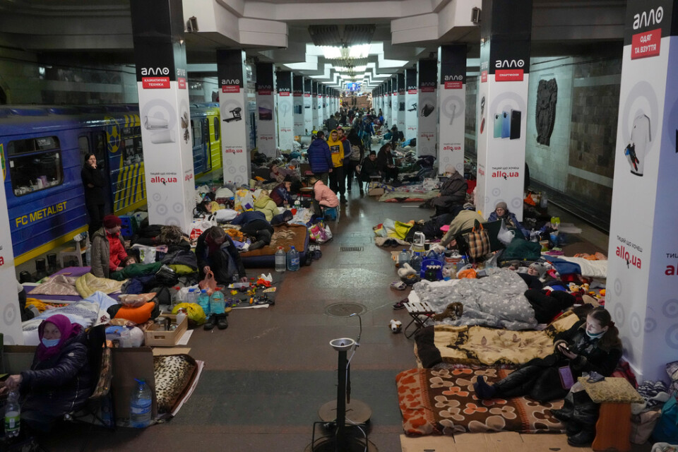 Människor har flyttat ner i tunnelbanan i staden Charkiv för att undkomma bombningarna. Bild från 24 mars.
