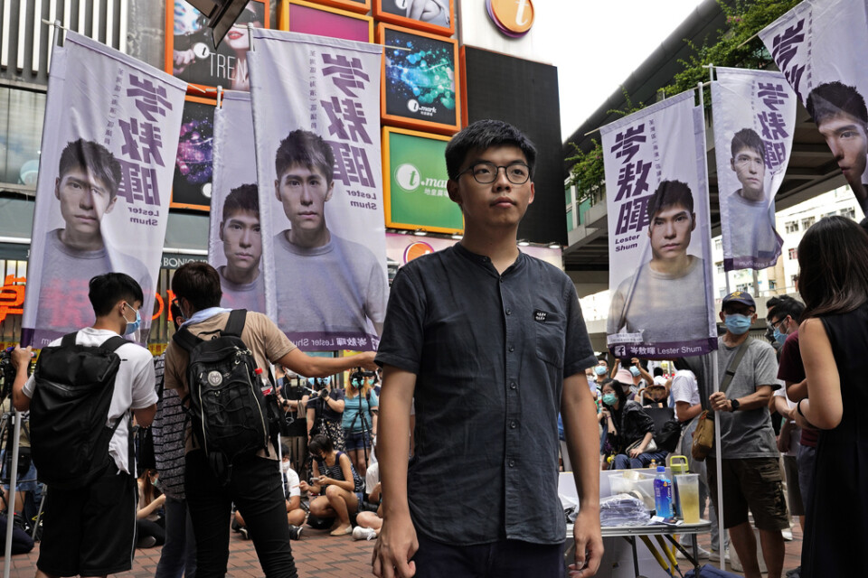 Demokratiaktivisten Joshua Wongs (i mitten) bok är en av de som plockats bort från biblioteken i Hongkong för att granskas utifrån Pekings nya säkerhetslag.