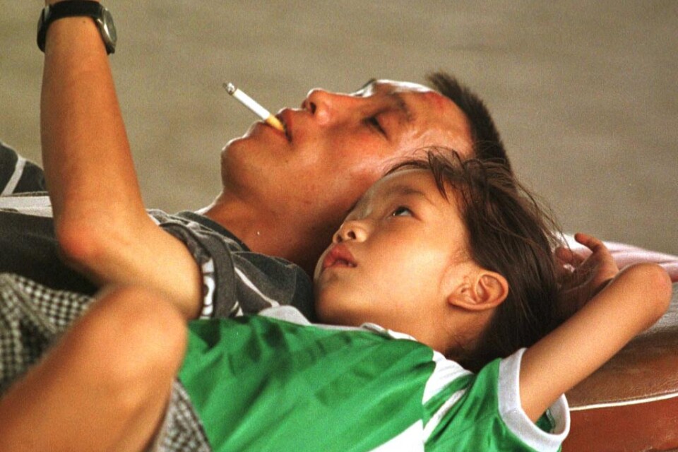 En av tre unga kinesiska män riskerar att dö av sjukdomar som orsakas av cigarettrökning. Men om fler kan förmås att fimpa för gott kan trenden brytas, visar en studie som publicerats i medicintidskriften The Lancet. Omkring två tredjedelar av den manli