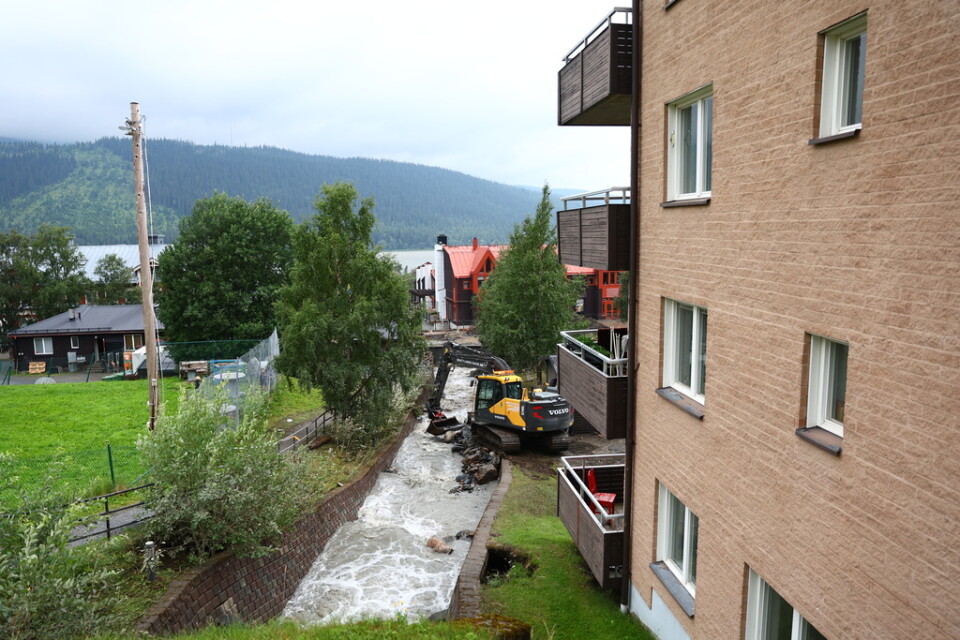 Susabäcken ned mot Åre by har svämmat över. Stora mängder vatten har forsat genom byn och jord och vatten har kommit in i fastigheter.