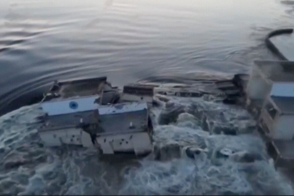 Efter explosionen i vattenkraftverket Kachovka strömmar vattnet nu fritt nedströms.