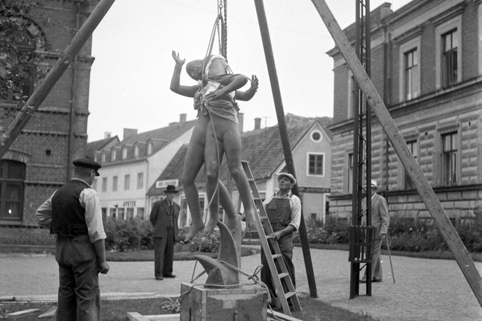 Carl Milles staty är väg mot sin slutgiltiga plats utanför S:t Nicolaikyrkan i Simrishamn 1953.
