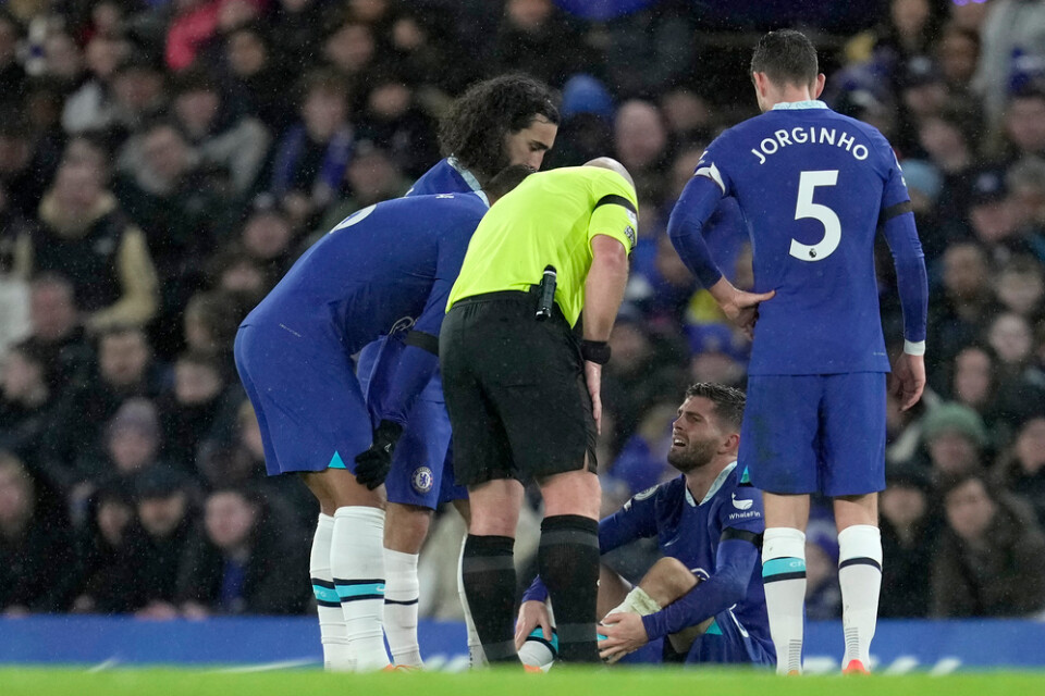 Chelseas Christian Pulisic, sittande, kommer inte till spel på ett bra tag efter att ha skadat sig mot Manchester City.