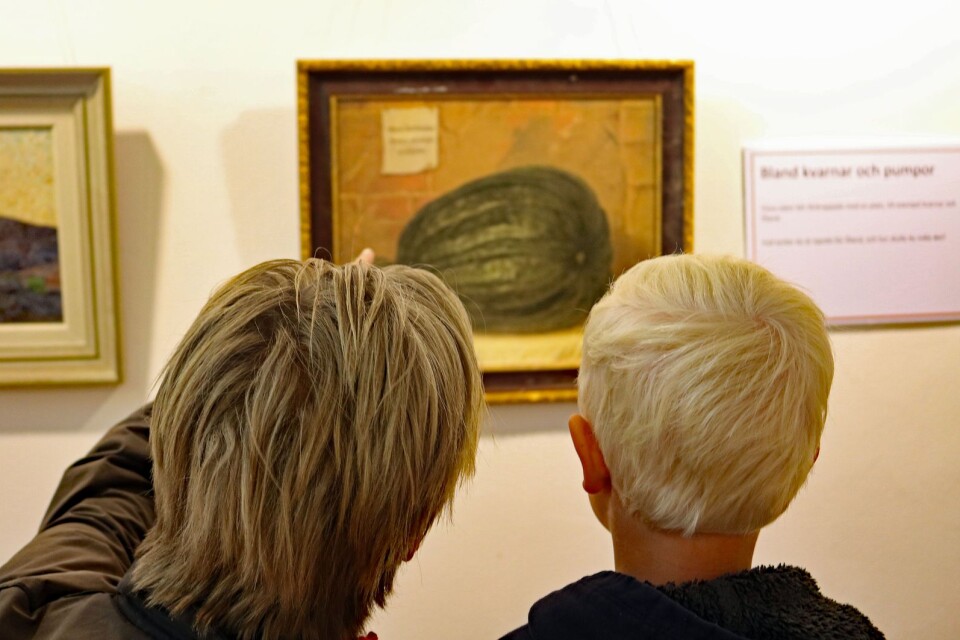 På den ena utställningen som verkligen har anpassats i barnens längd finns klassiska verk med Ölandskopplingar. Det kan vara öländska konstnärer, eller som i detta fallet - en tavla på en pumpa.