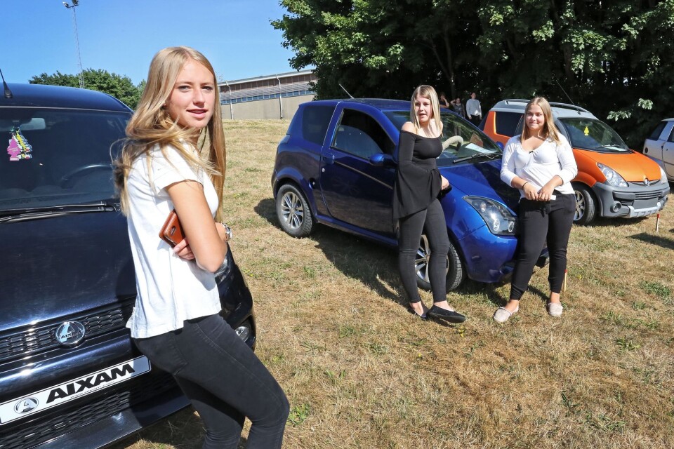 Tilde Andersson, Miranda Mattisson och Elma Nilsson tar sig till och från skolan och alla andra ställen med sina mopedbilar.