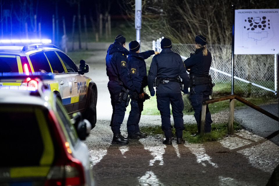 Polis och kriminaltekniker på plats vid Strandskolan i Lomma. En ung man fick föras med ambulans till sjukhus efter att ha blivit knivskuren utomhus.